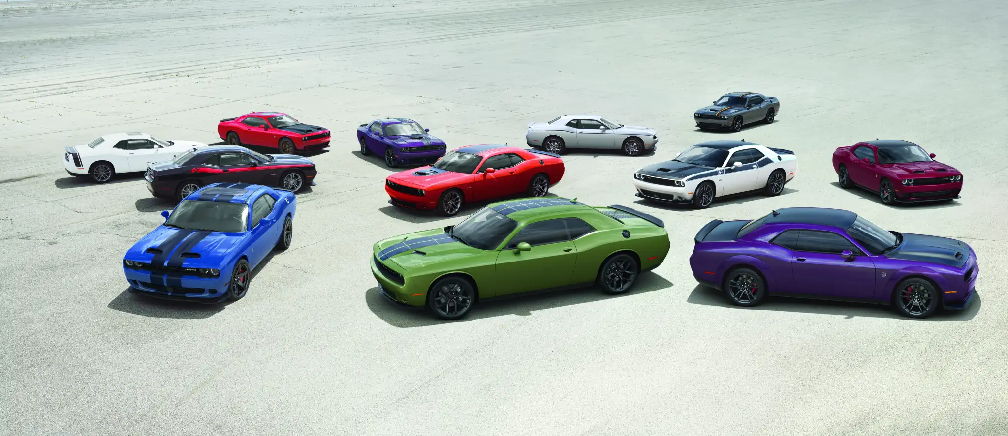 Kolorowe muscle cary Dodge Challenger na otwartej przestrzeni.