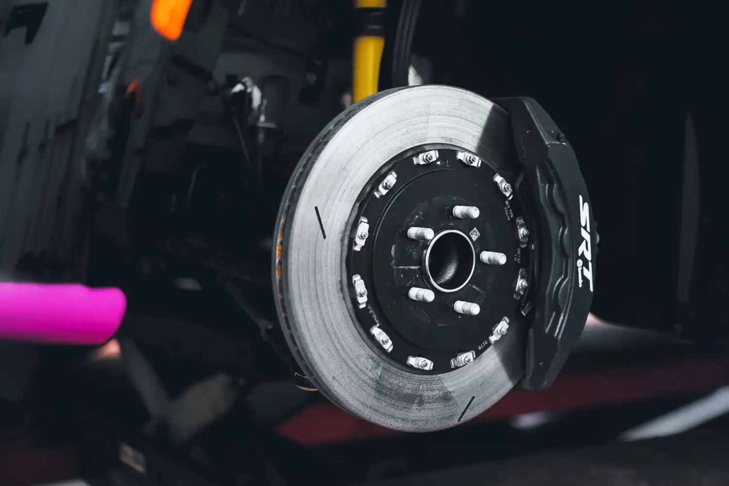 Tarcza hamulcowa i zaciski z logo SRT - A!W Forged