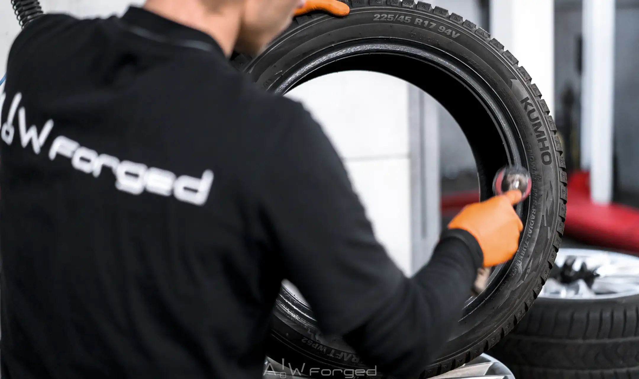 Wymiana opony przez pracownika - A!W Forged poznań Niznna 21 - Wulkanizacja