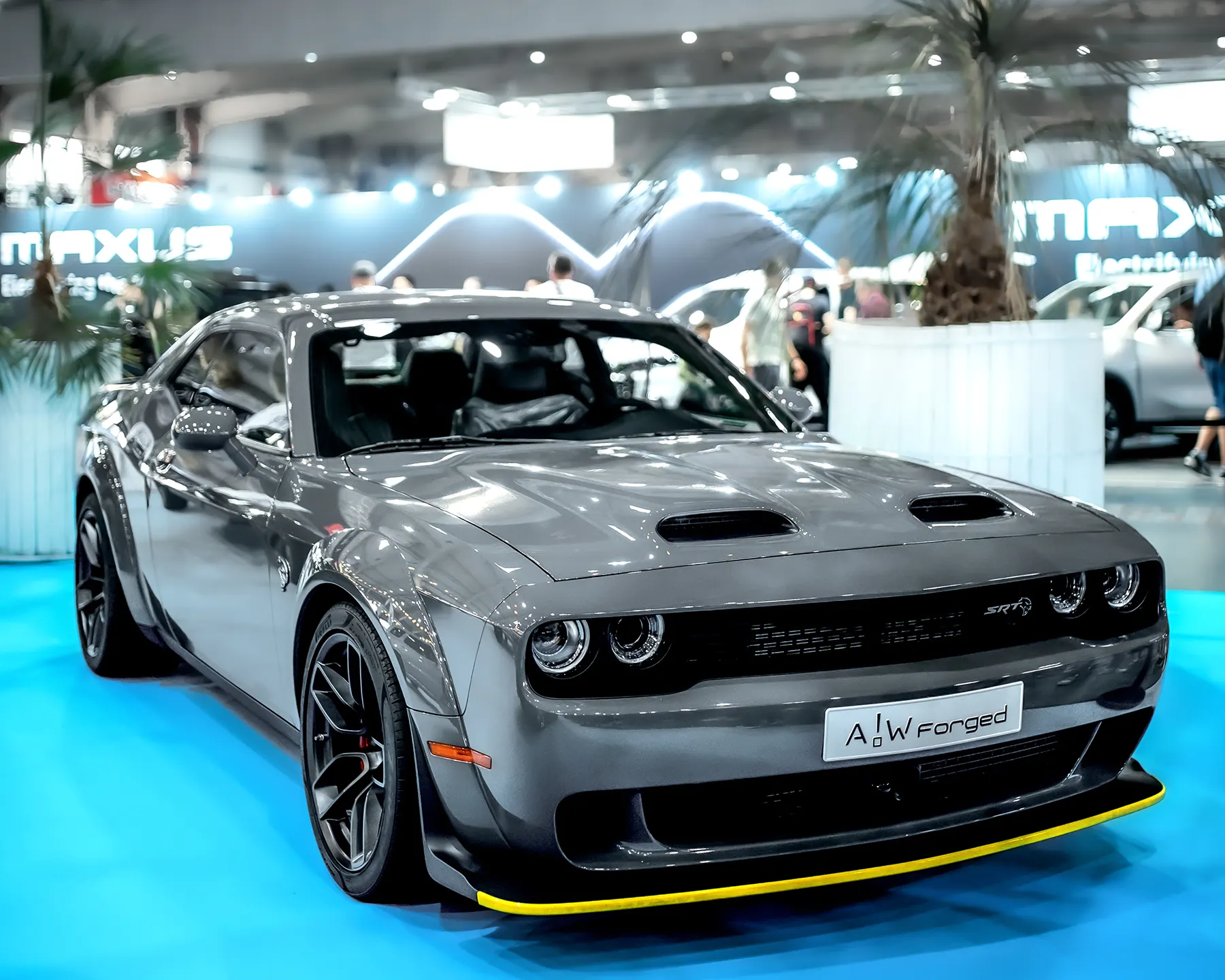 Szary Dodge Chellanger Hellcat na stoisku A!W Forged - targi Motor Show 2024