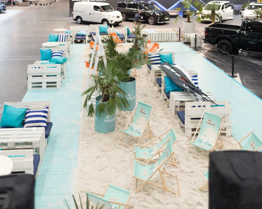 Stoisko A!W Forged na targach Motor Show 2024 - plaża, piasek i leżaki